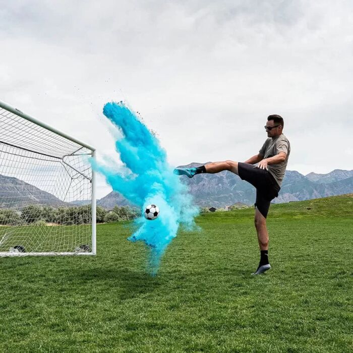 Balon de futbol para revelacion de genero con polvo azul y rosa 2